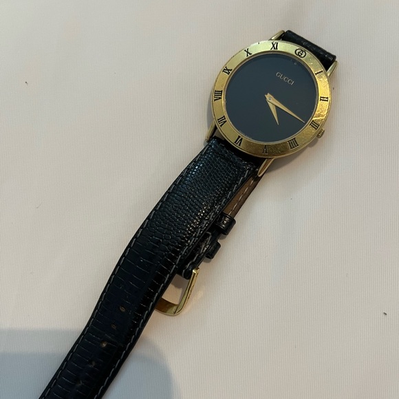 Vintage Authentic Gucci Watch 3000.2 M with Certificate of Authenticity - Picture 3 of 7